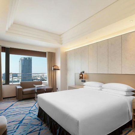 Renaissance Shanghai Caohejing Hotel Exterior photo